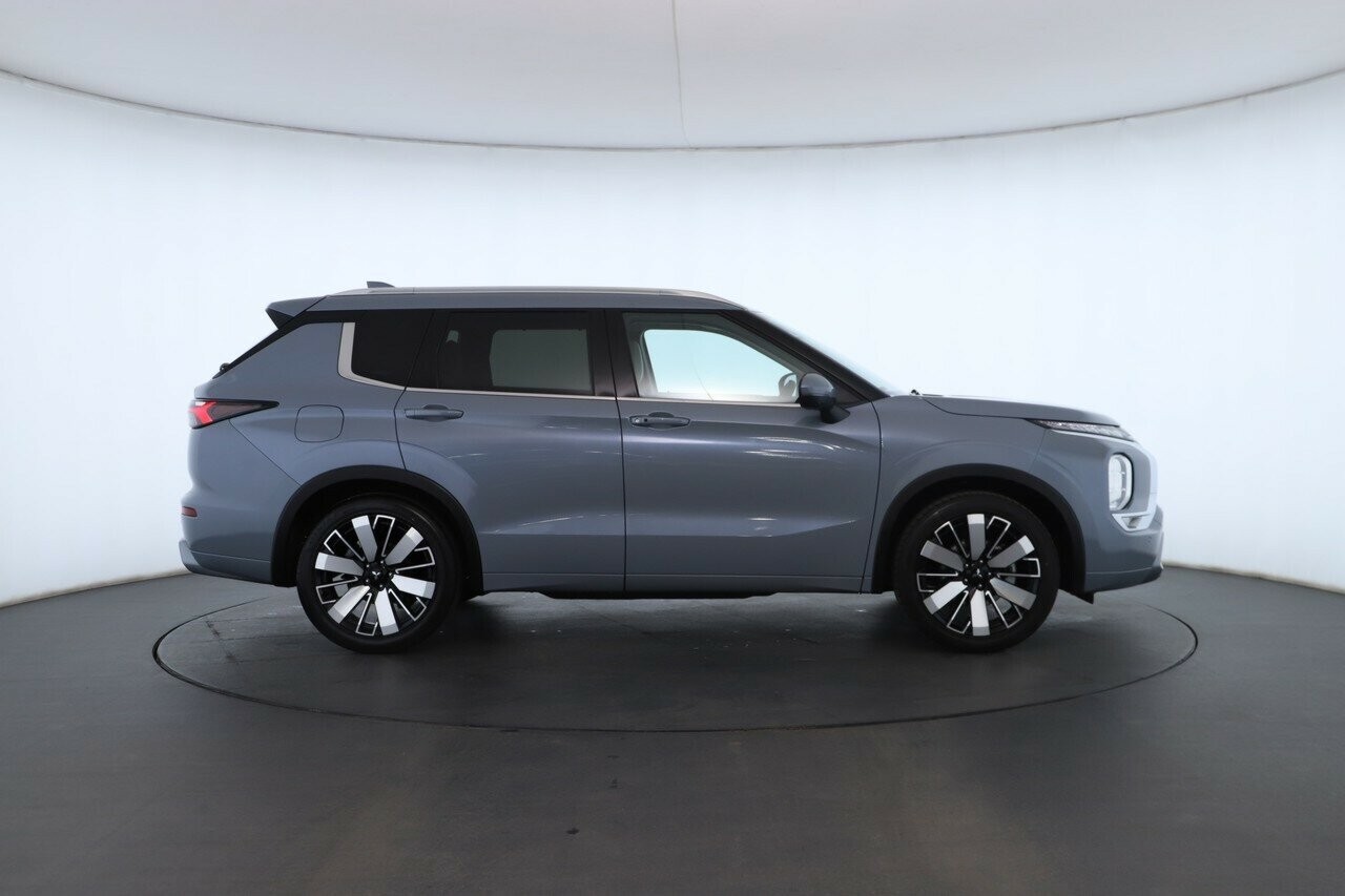 Mitsubishi Outlander image 3