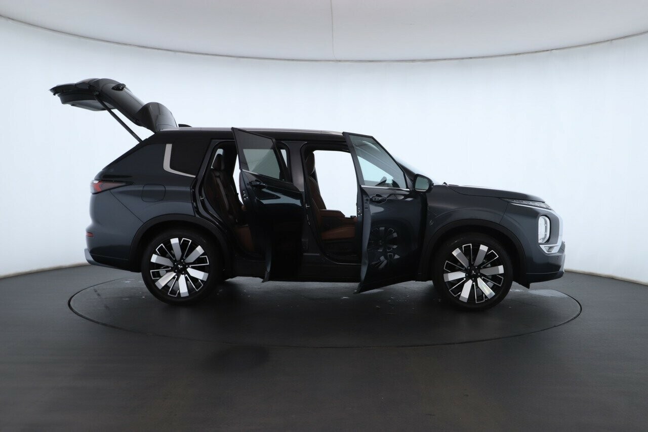 Mitsubishi Outlander image 2