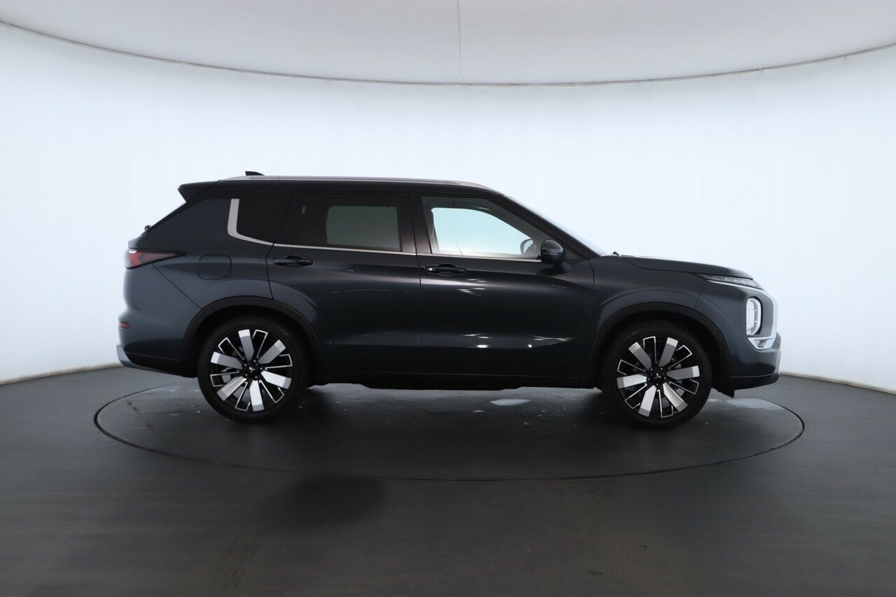 Mitsubishi Outlander image 3