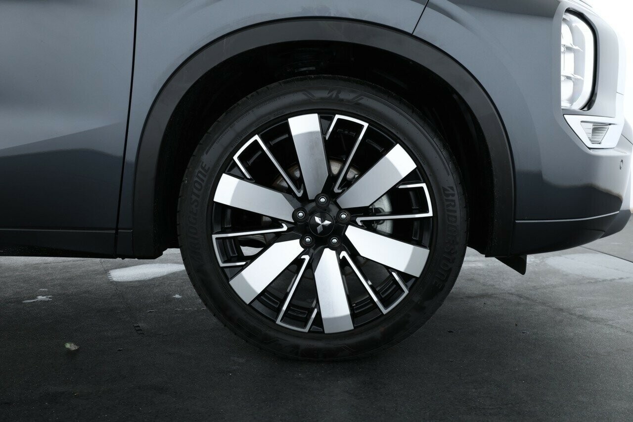 Mitsubishi Outlander image 4