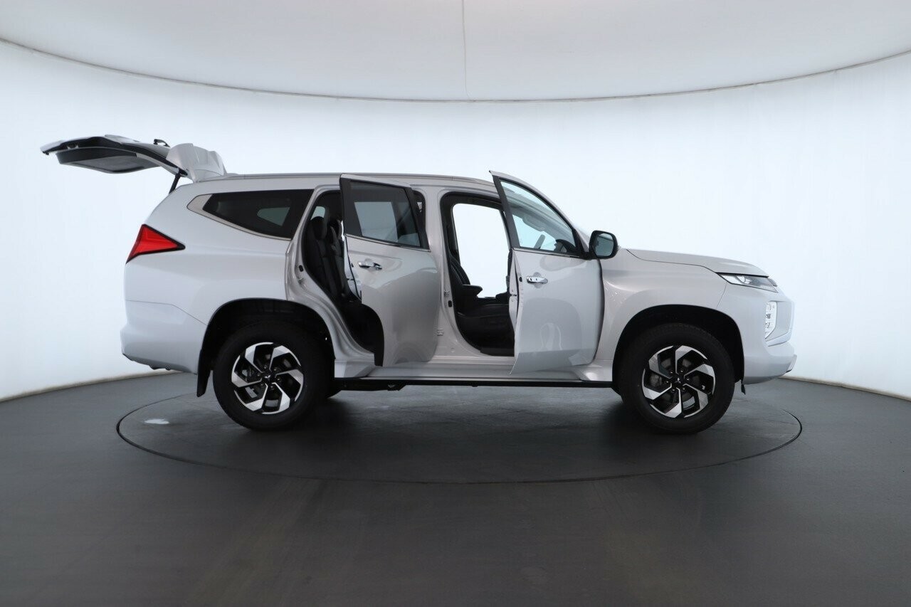Mitsubishi Pajero Sport image 2