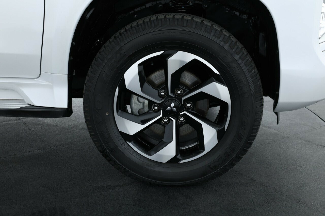 Mitsubishi Pajero Sport image 4