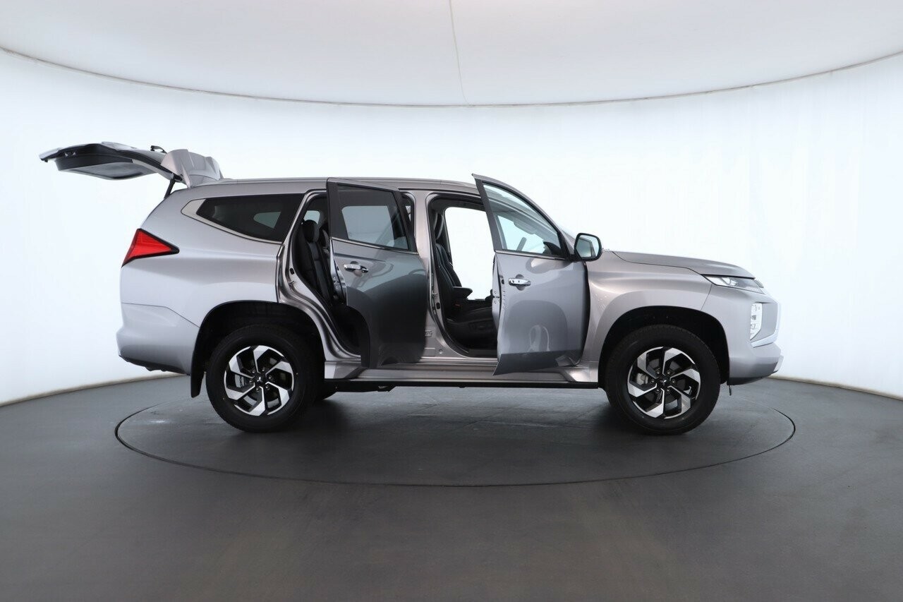 Mitsubishi Pajero Sport image 2