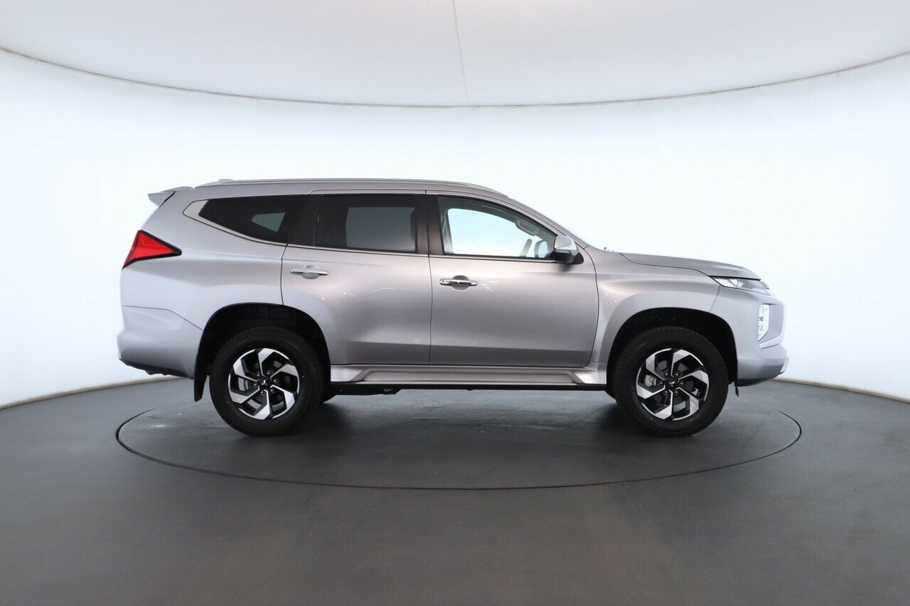 Mitsubishi Pajero Sport image 3