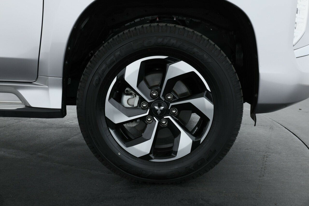 Mitsubishi Pajero Sport image 4