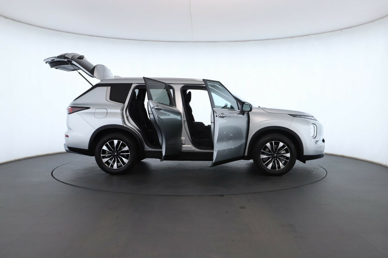 Mitsubishi Outlander image 2
