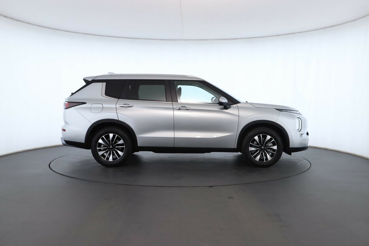 Mitsubishi Outlander image 3