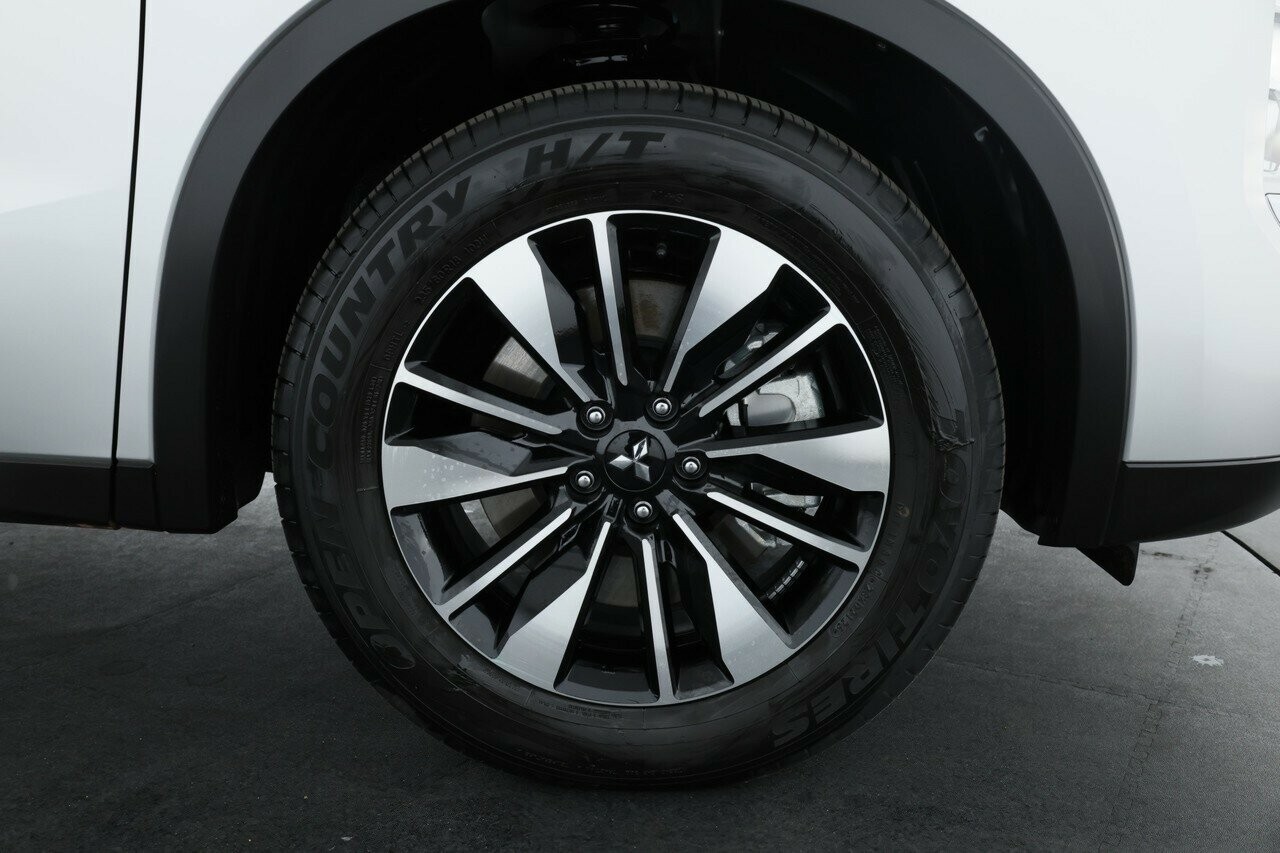 Mitsubishi Outlander image 4