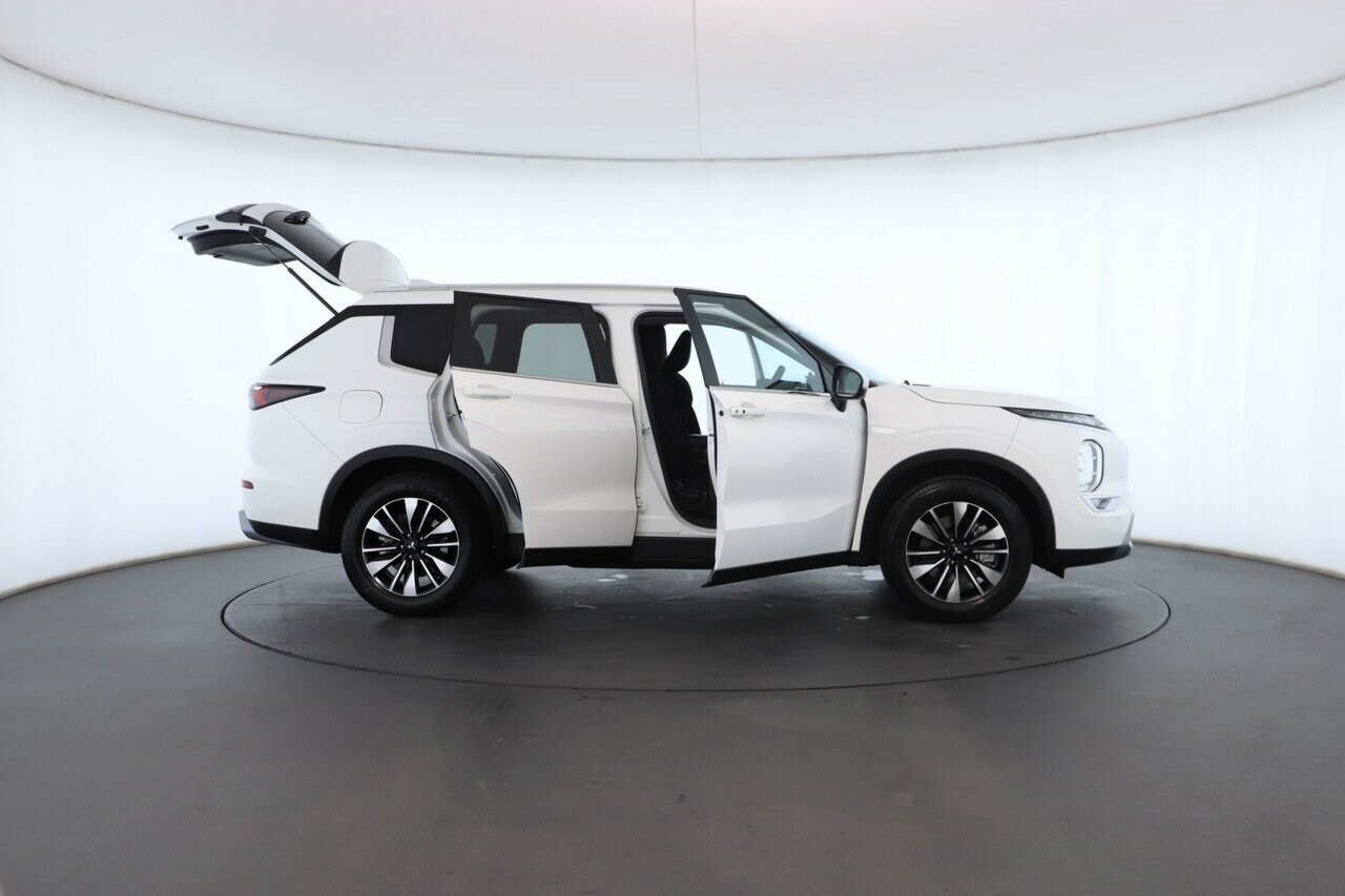 Mitsubishi Outlander image 2