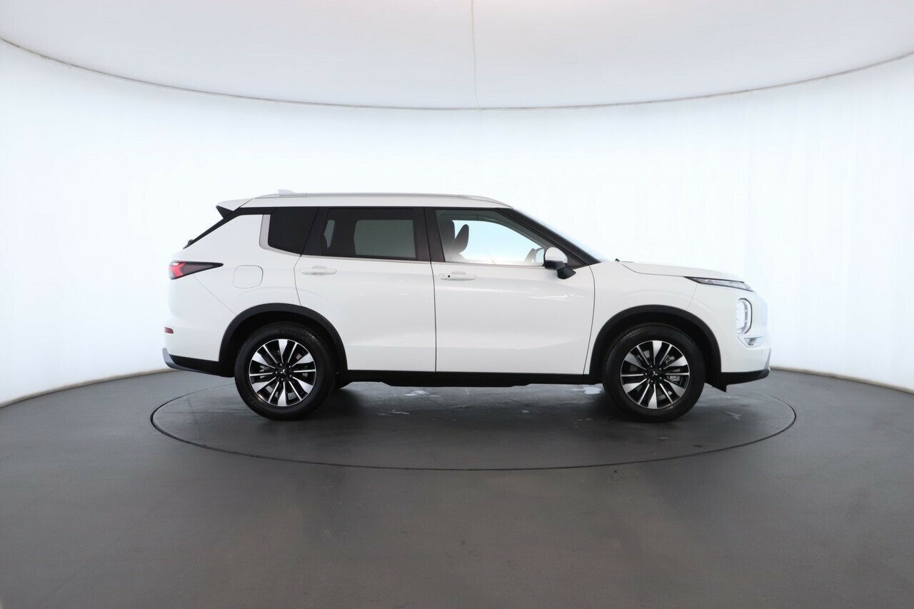 Mitsubishi Outlander image 3