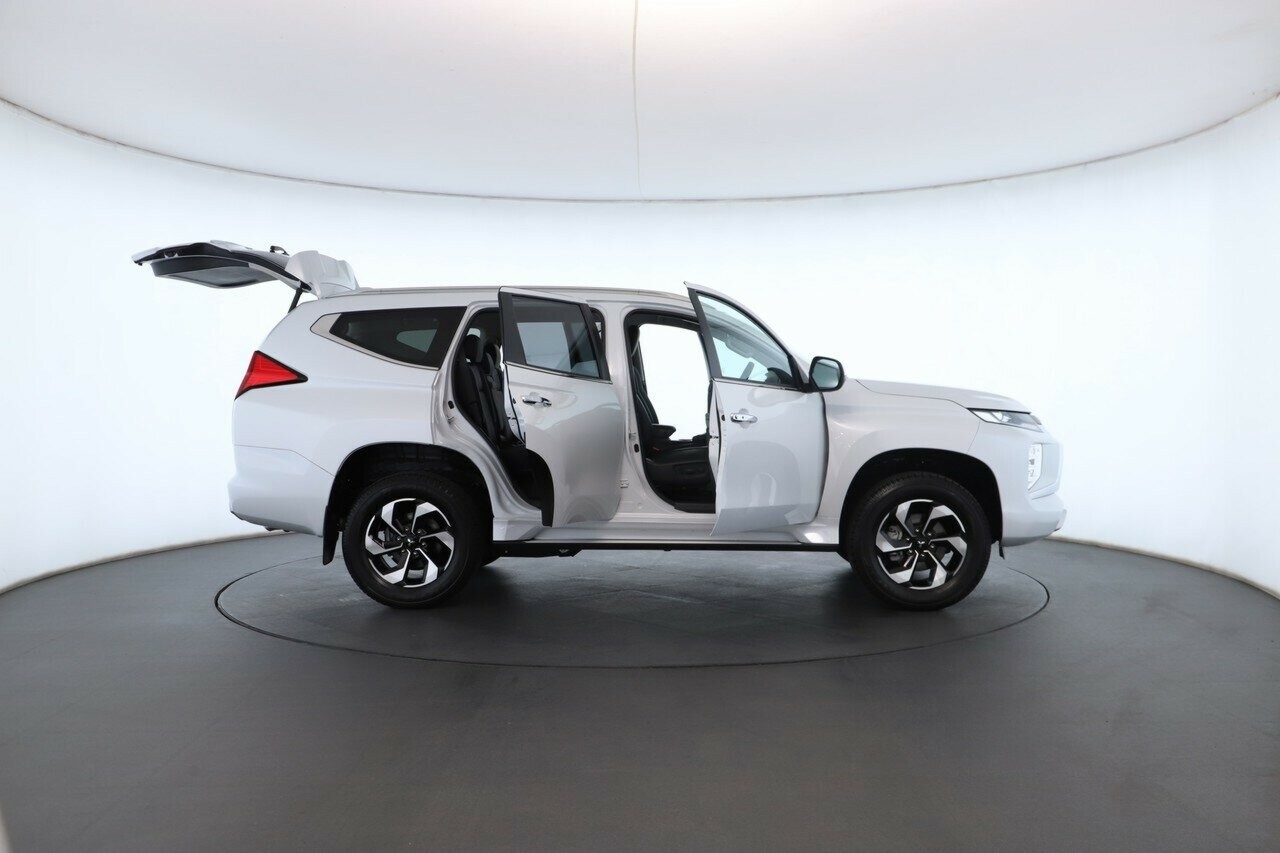 Mitsubishi Pajero Sport image 2