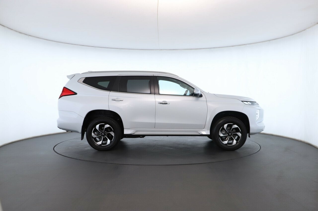 Mitsubishi Pajero Sport image 3