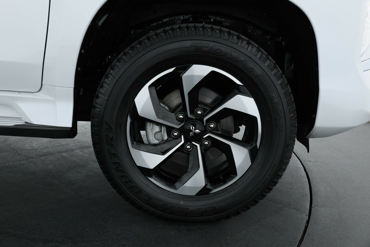 Mitsubishi Pajero Sport image 4