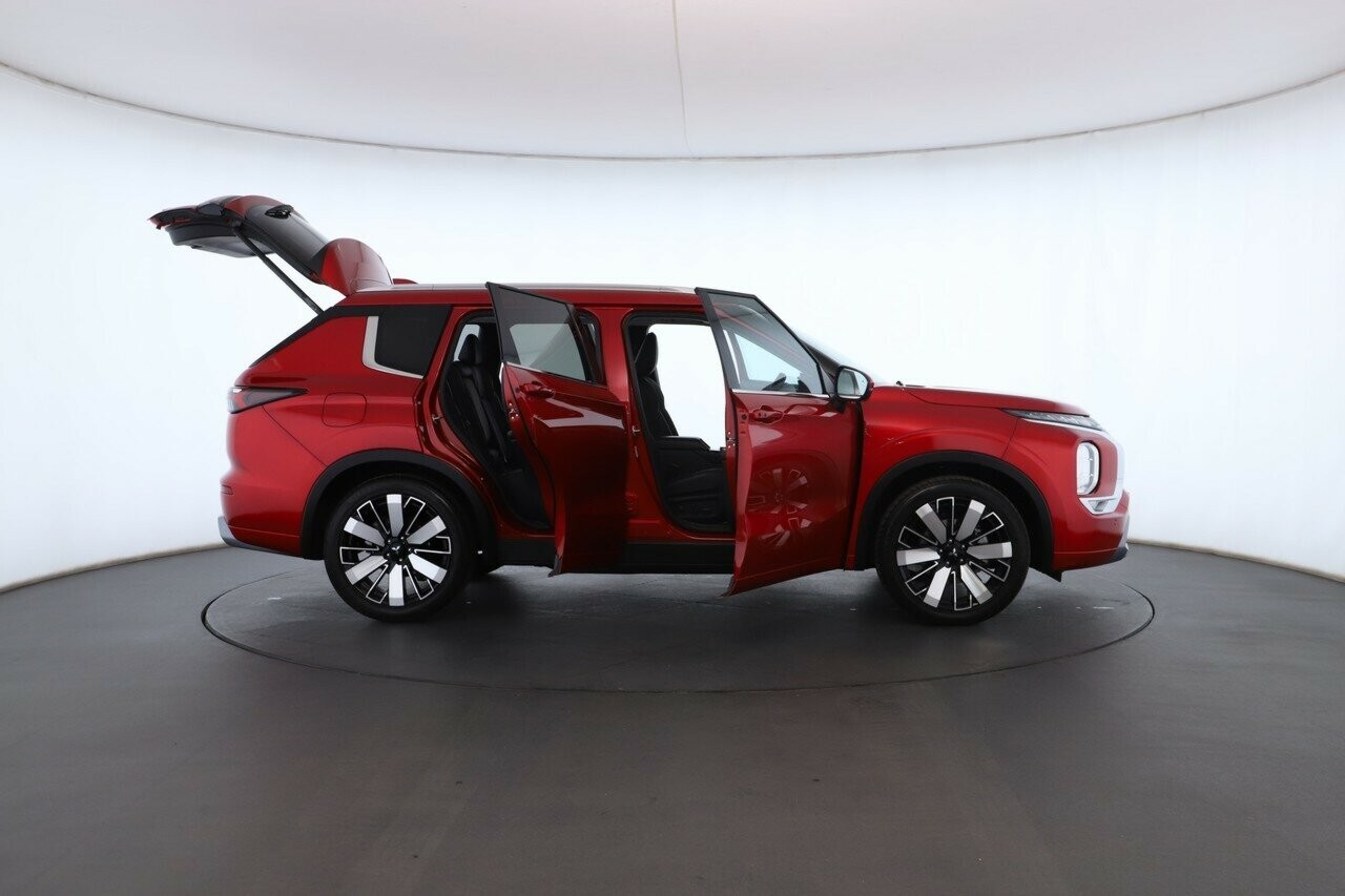 Mitsubishi Outlander image 2