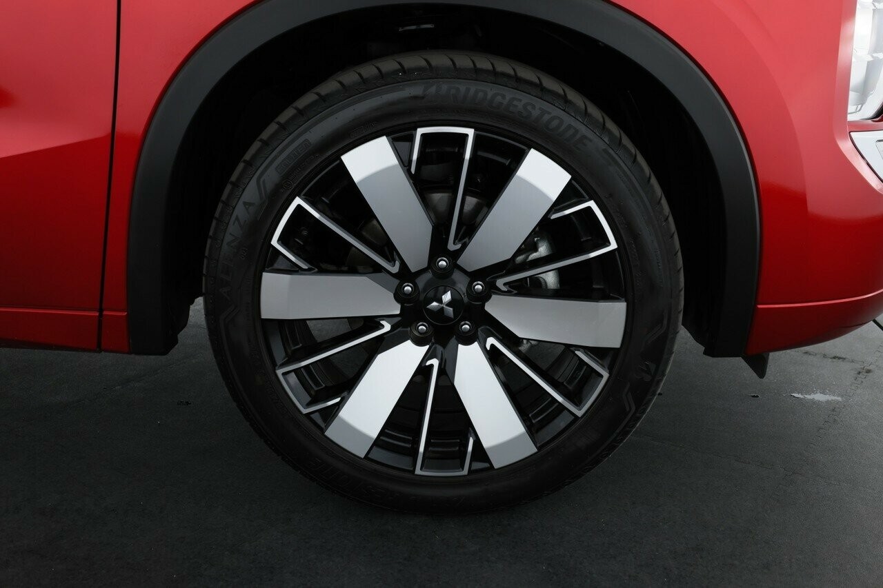 Mitsubishi Outlander image 4