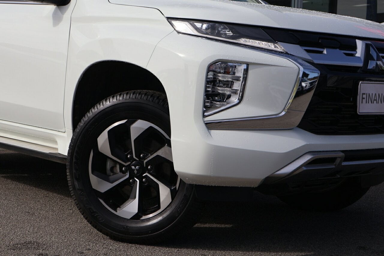 Mitsubishi Pajero Sport image 2