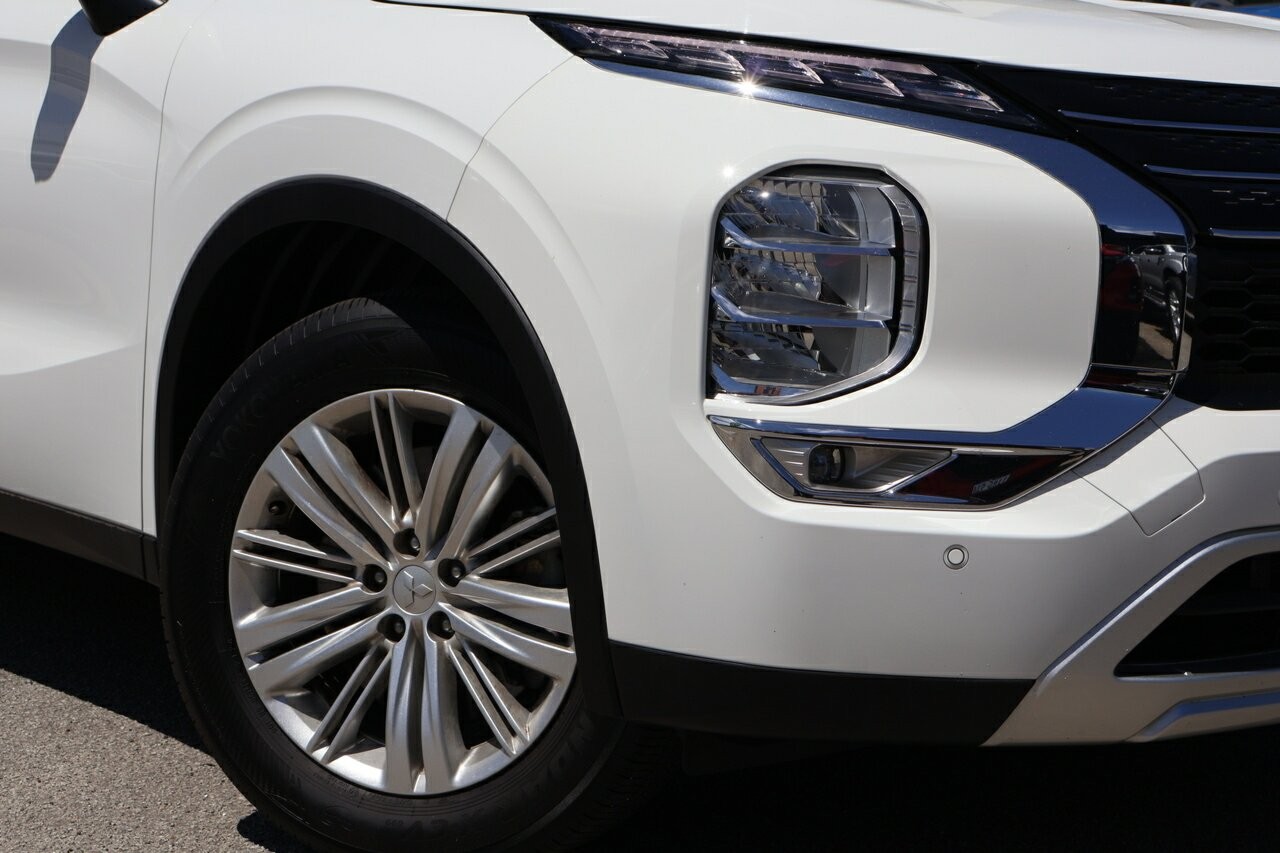 Mitsubishi Outlander image 2