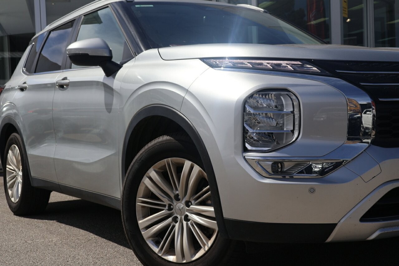 Mitsubishi Outlander image 2