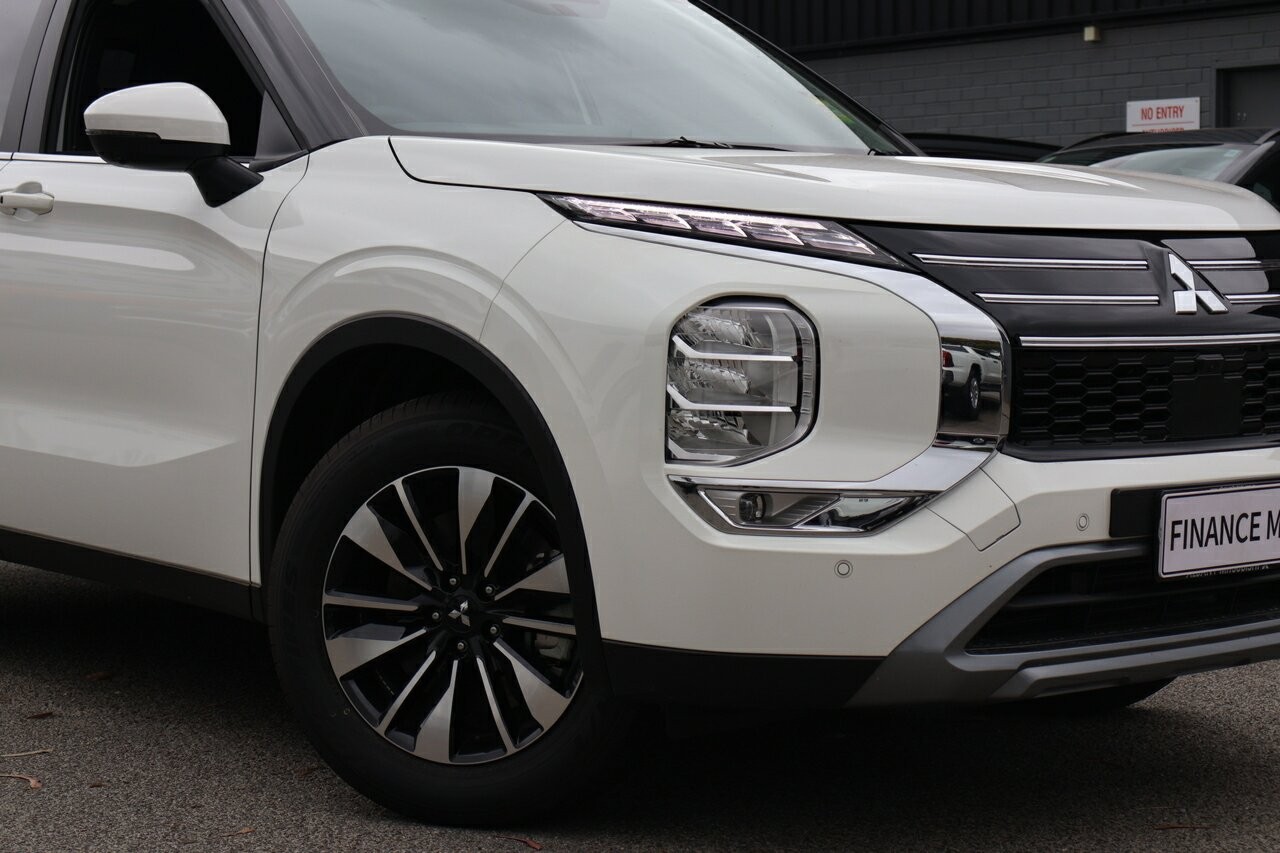 Mitsubishi Outlander image 2