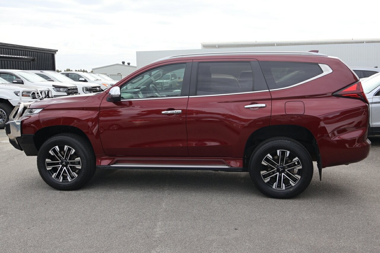 Mitsubishi Pajero Sport image 3