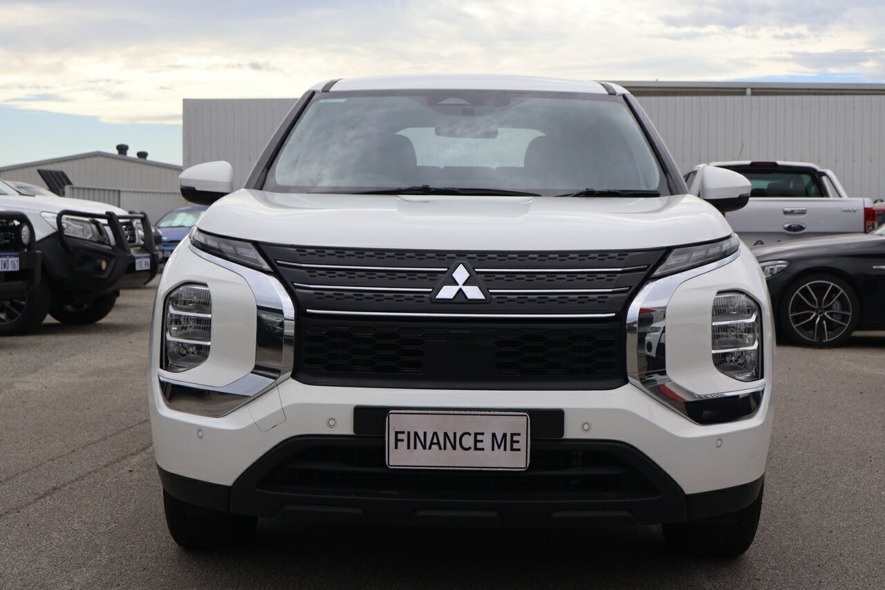 Mitsubishi Outlander image 2