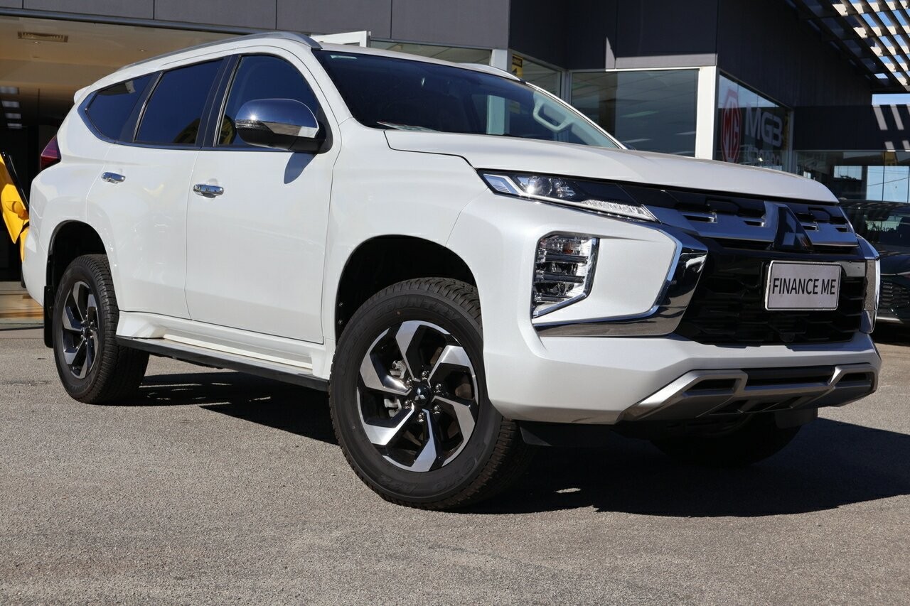Mitsubishi Pajero Sport image 1
