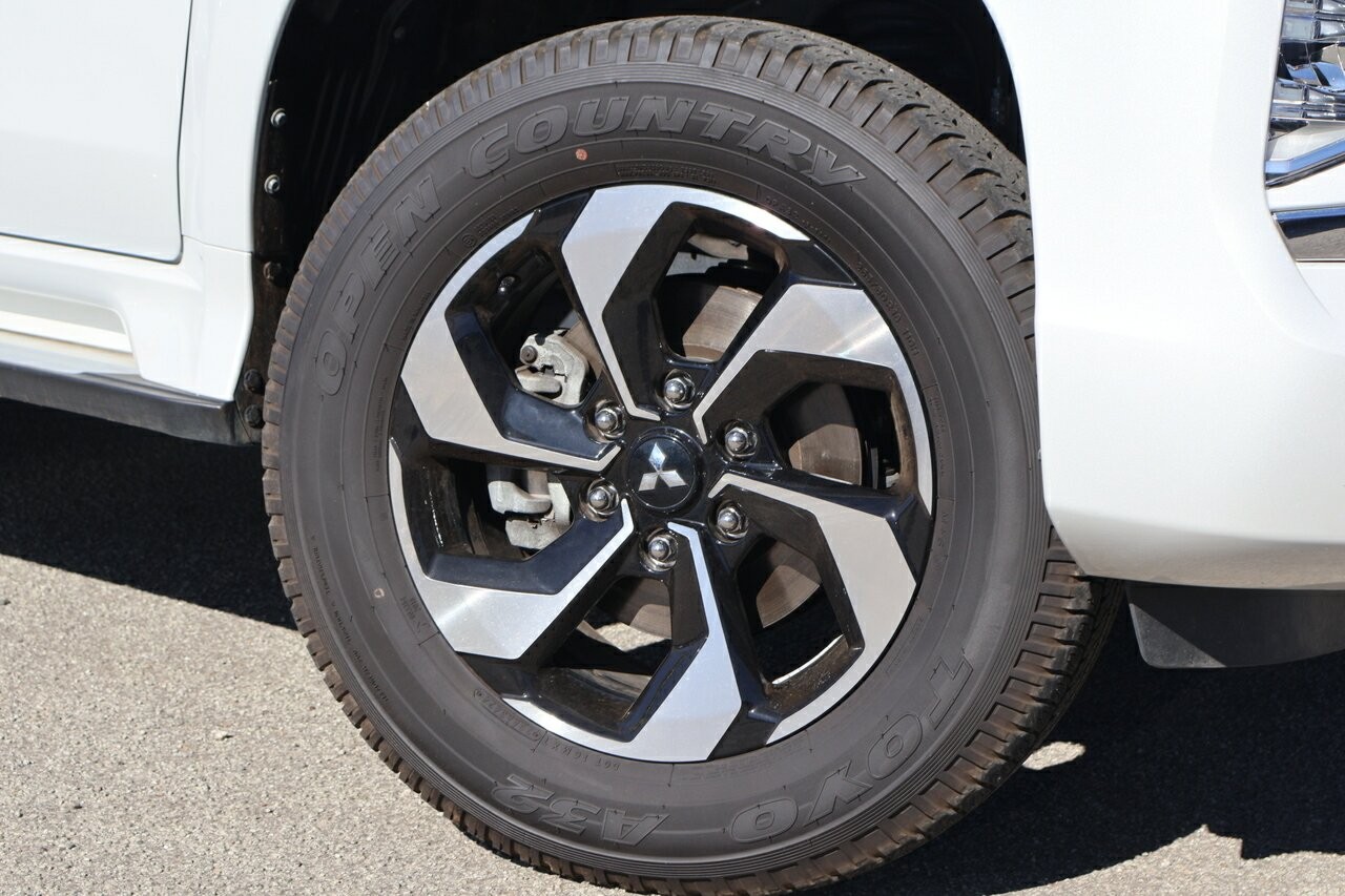 Mitsubishi Pajero Sport image 2