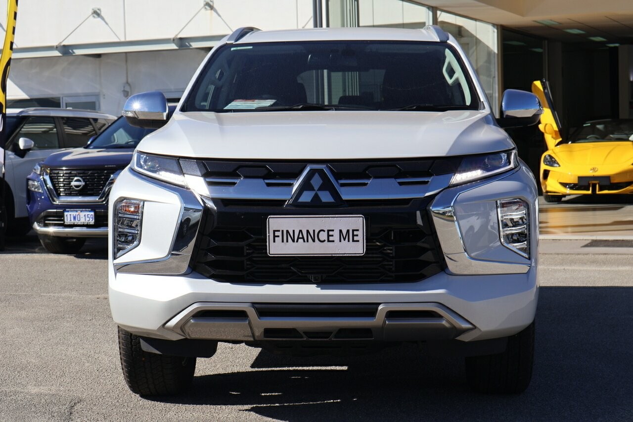 Mitsubishi Pajero Sport image 3