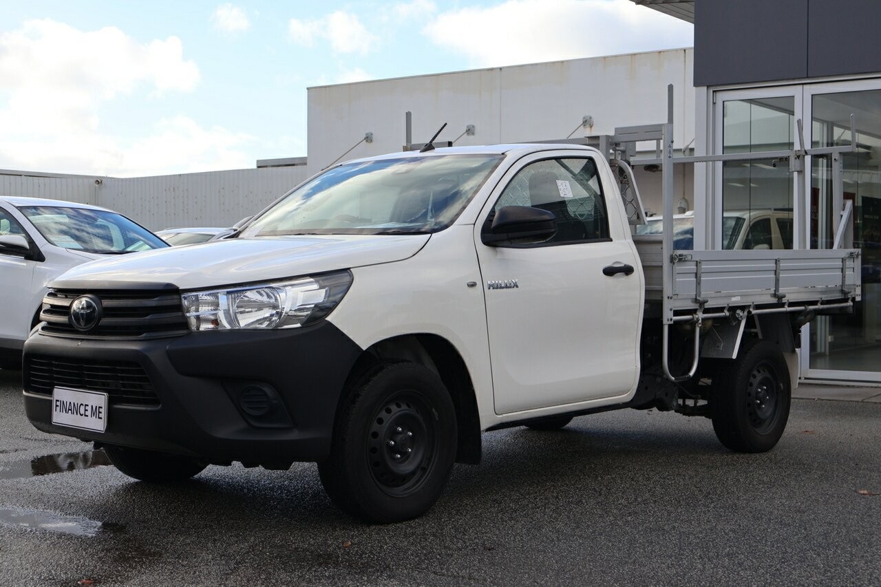 Toyota Hilux image 2
