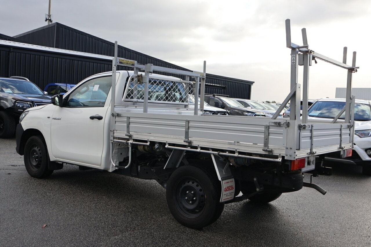 Toyota Hilux image 4
