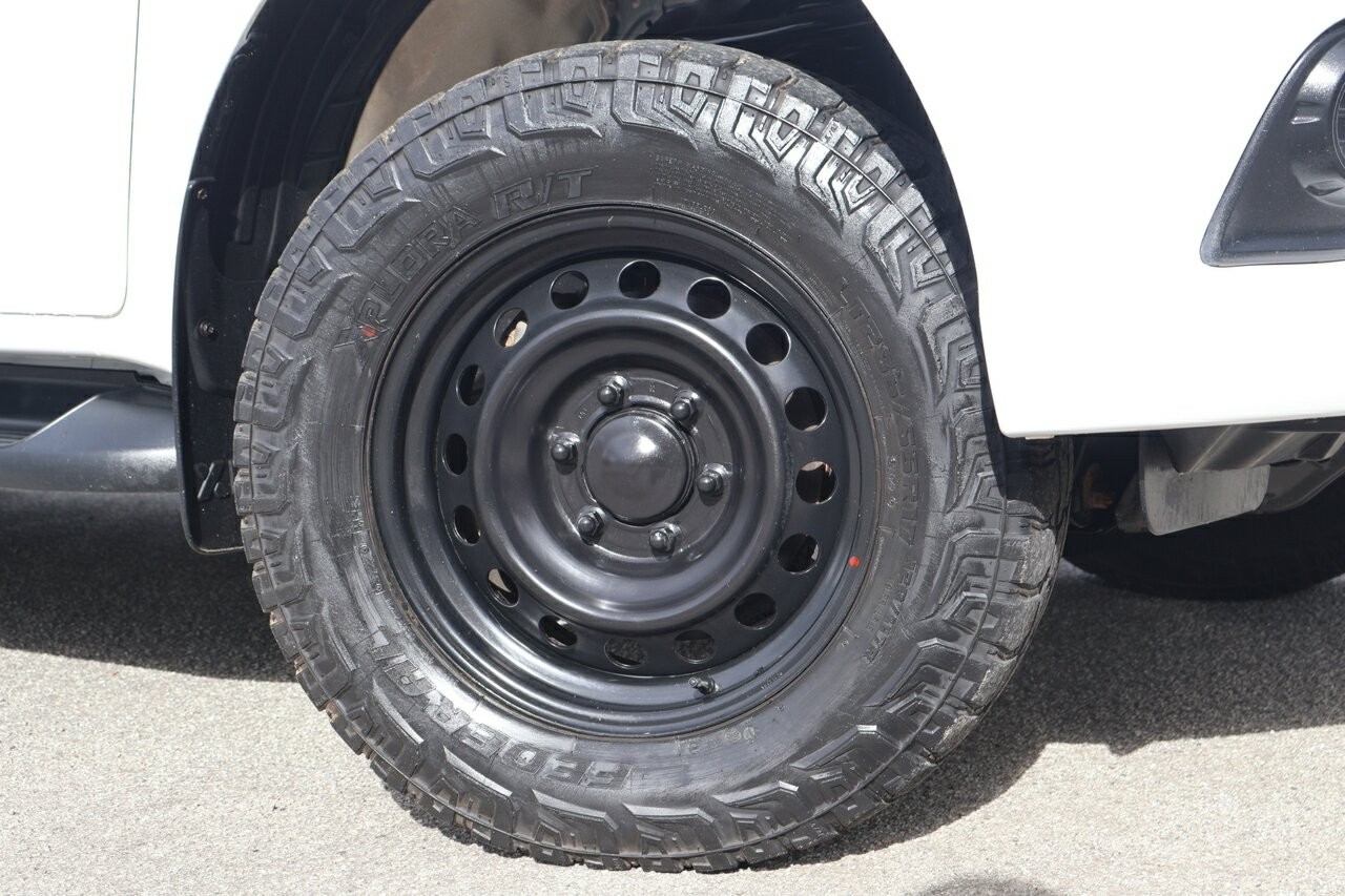 Toyota Hilux Sr (4x4) image 2