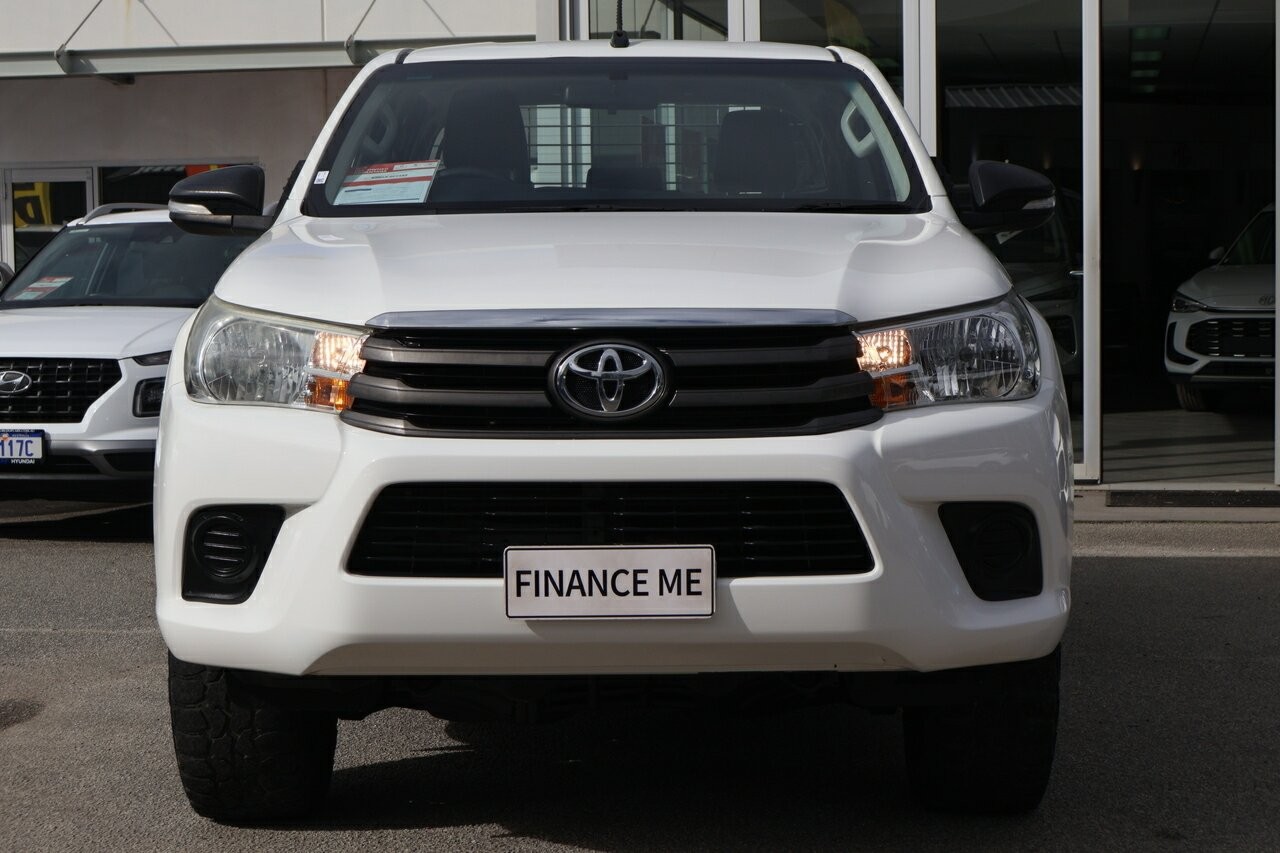 Toyota Hilux Sr (4x4) image 3