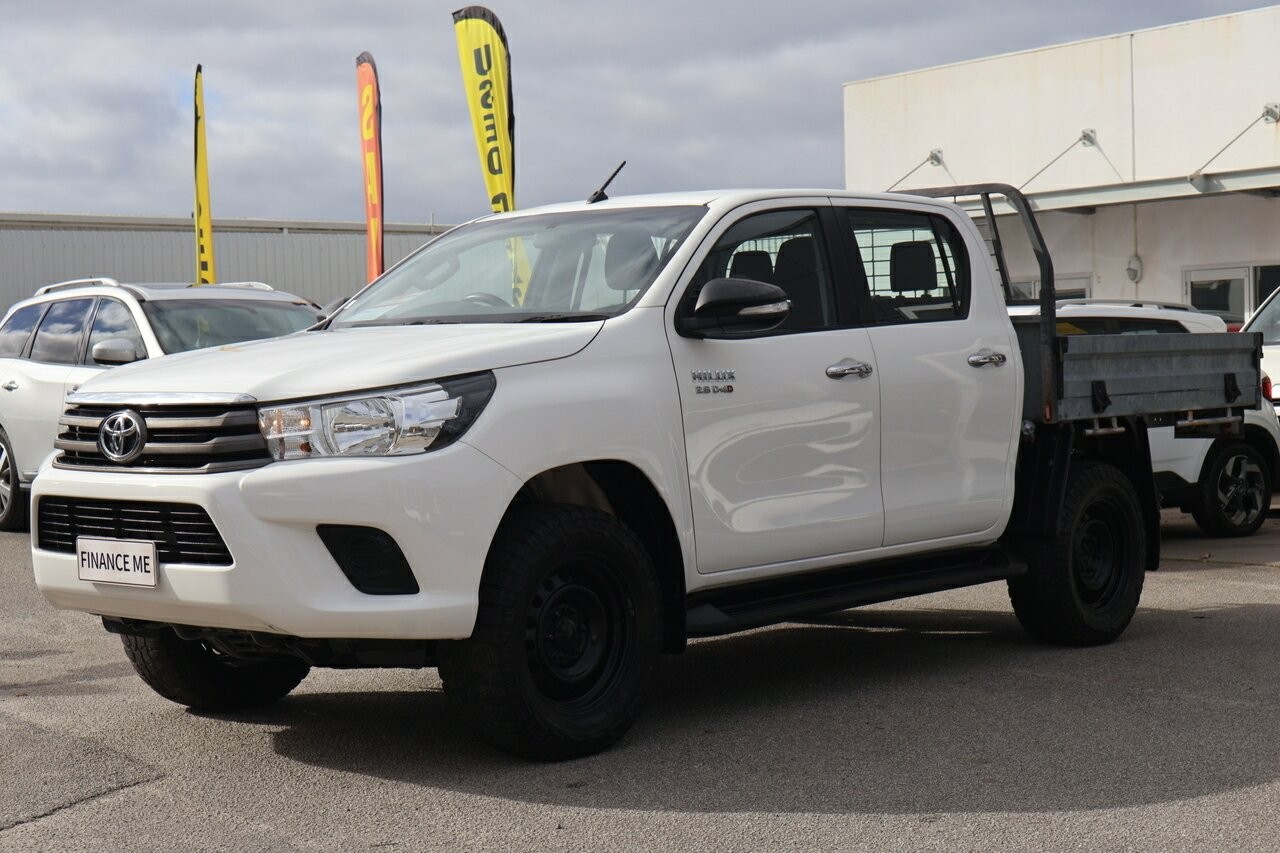 Toyota Hilux Sr (4x4) image 4