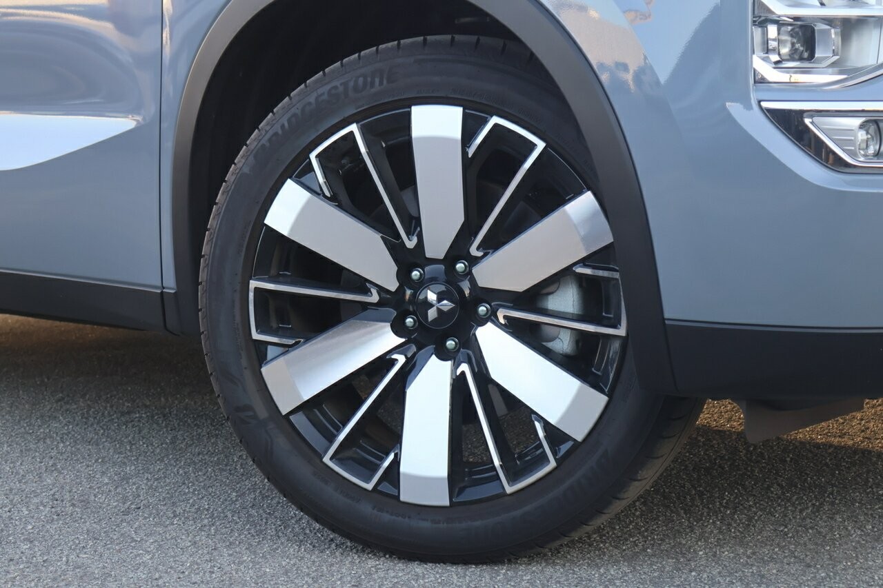 Mitsubishi Outlander image 2