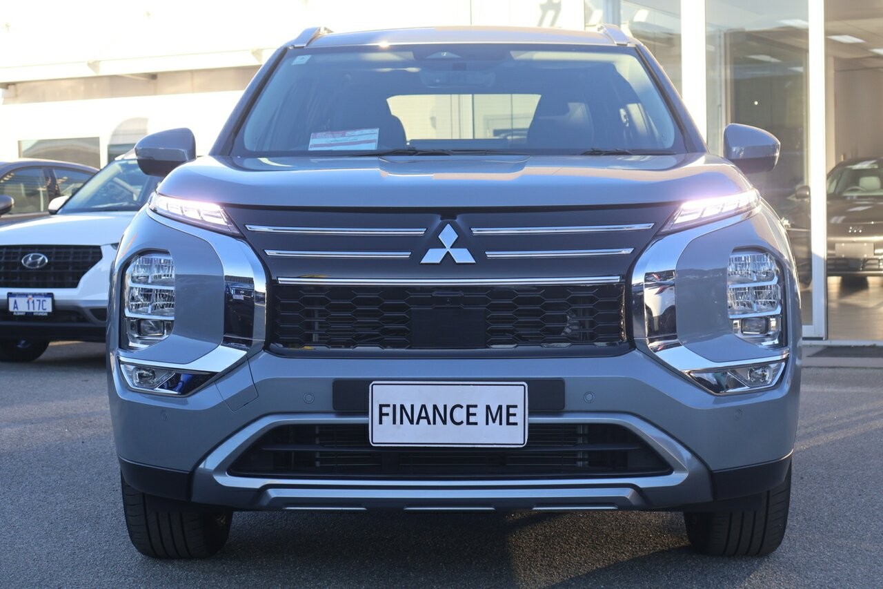 Mitsubishi Outlander image 3
