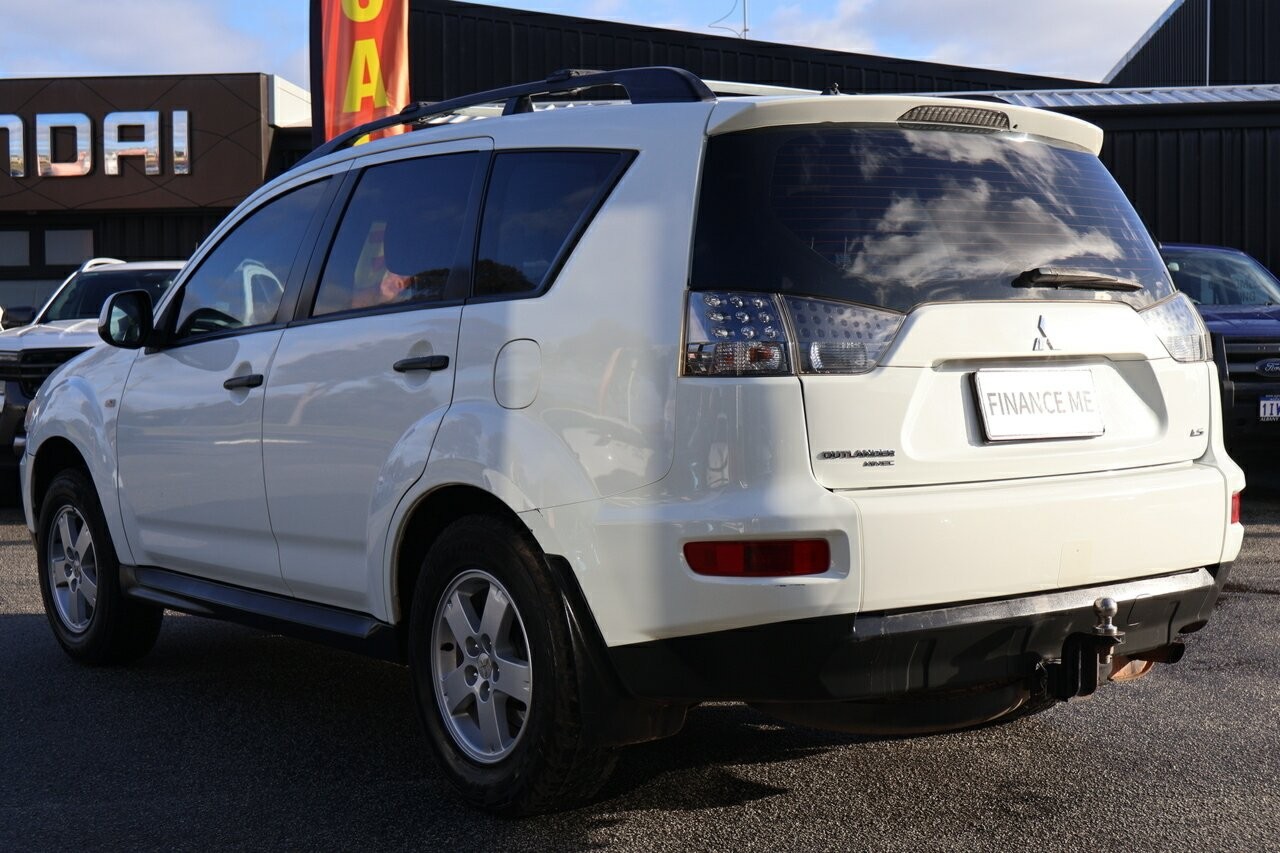 Mitsubishi Outlander image 4