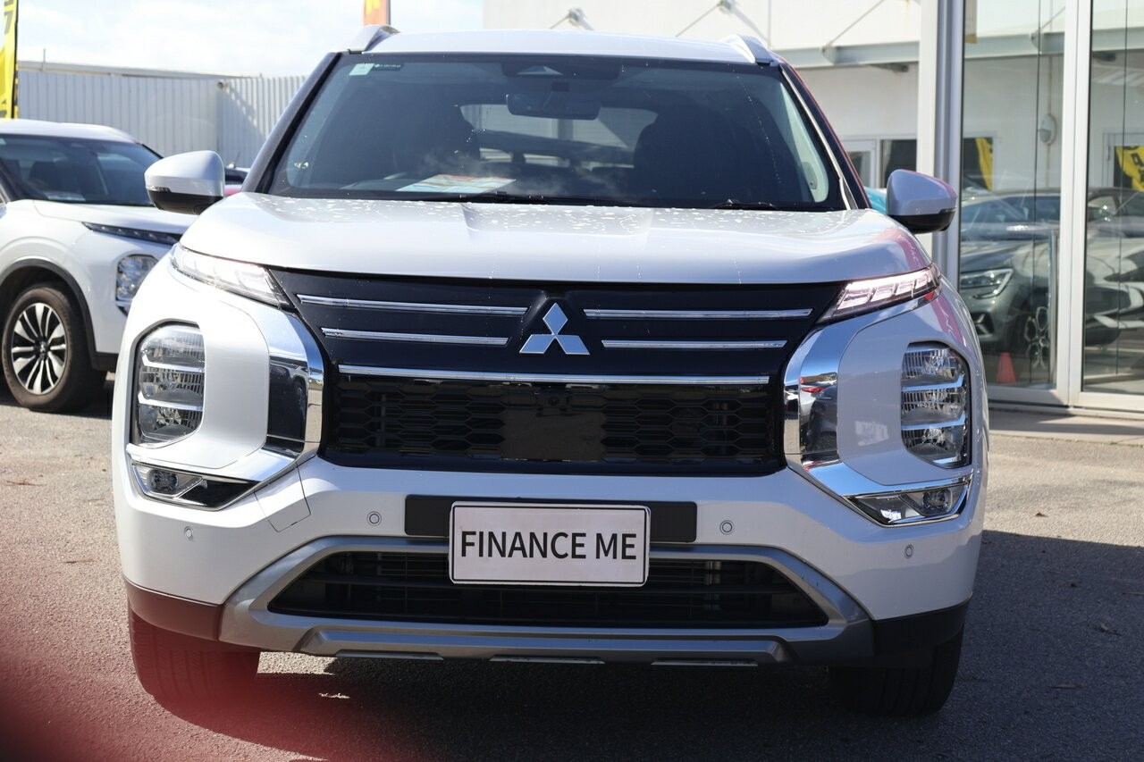 Mitsubishi Outlander image 2