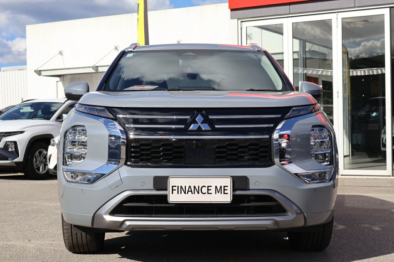 Mitsubishi Outlander image 2