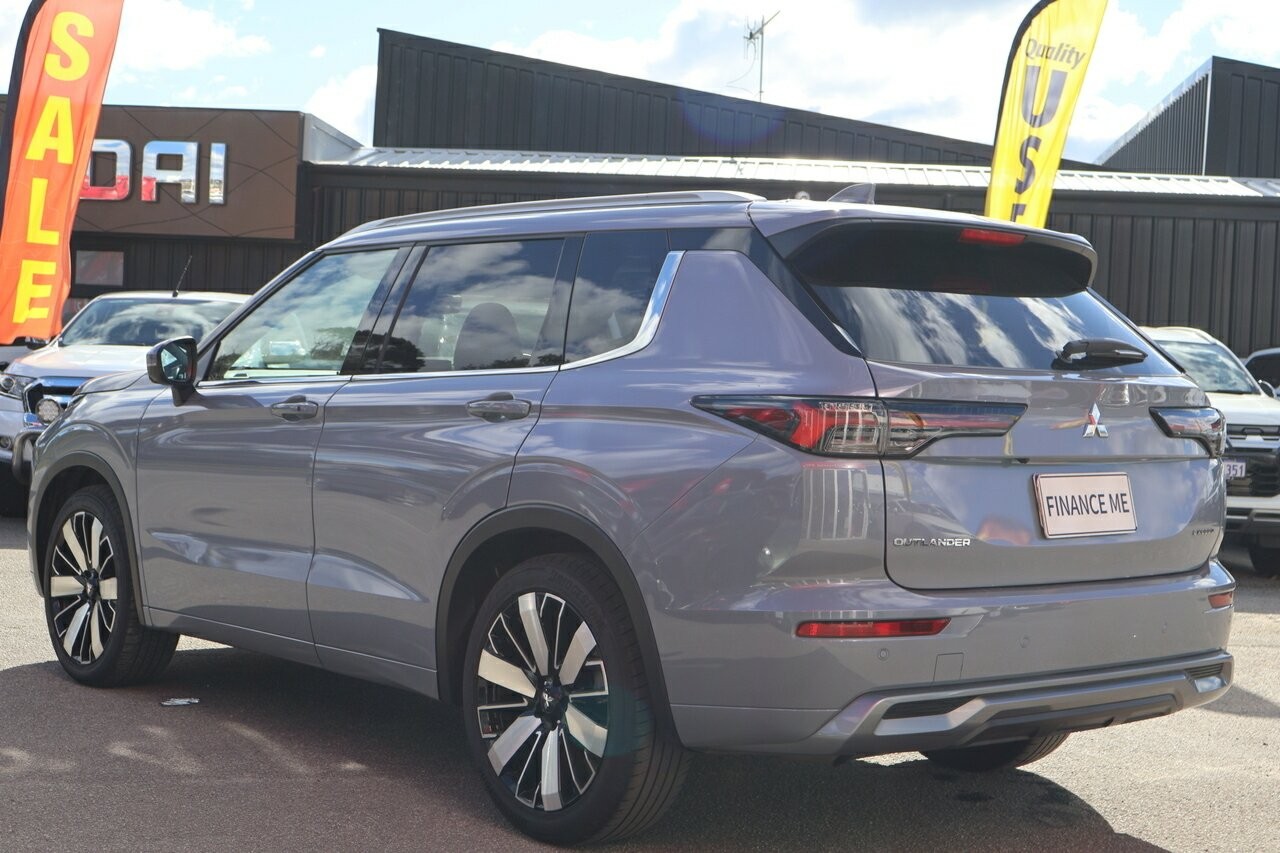 Mitsubishi Outlander image 4
