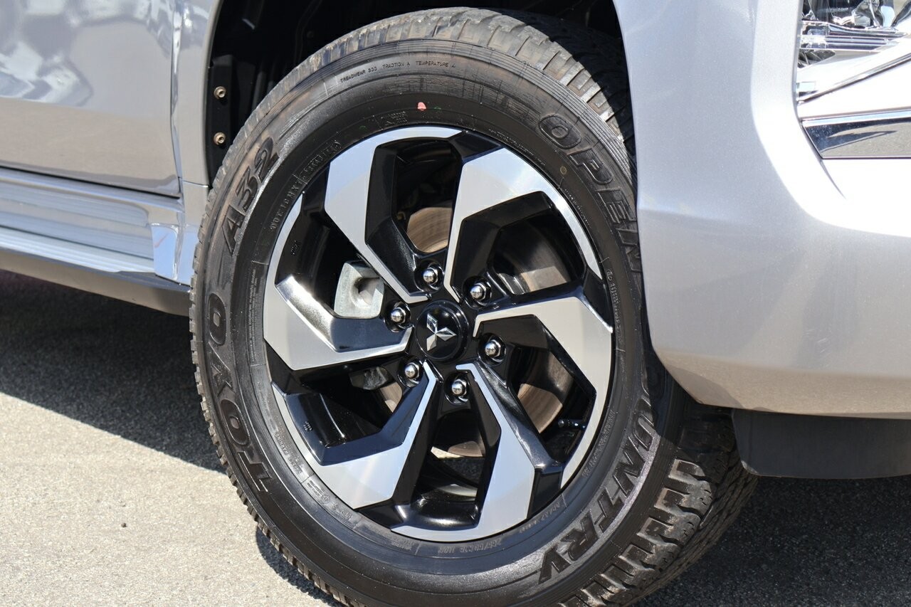Mitsubishi Pajero Sport image 2