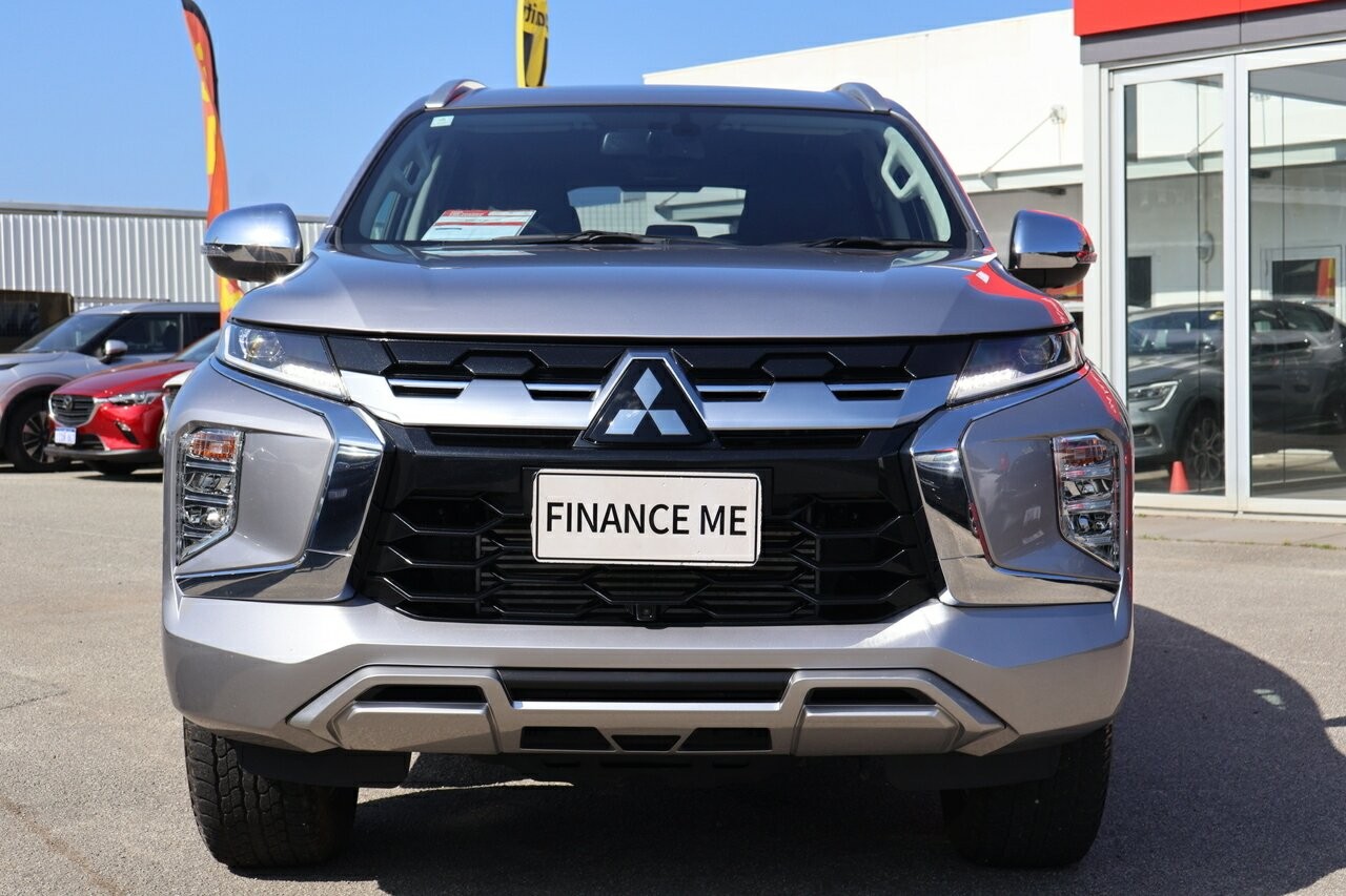 Mitsubishi Pajero Sport image 3