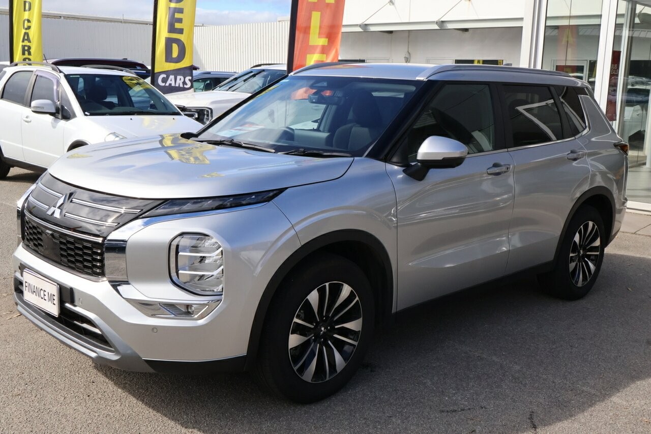 Mitsubishi Outlander image 2