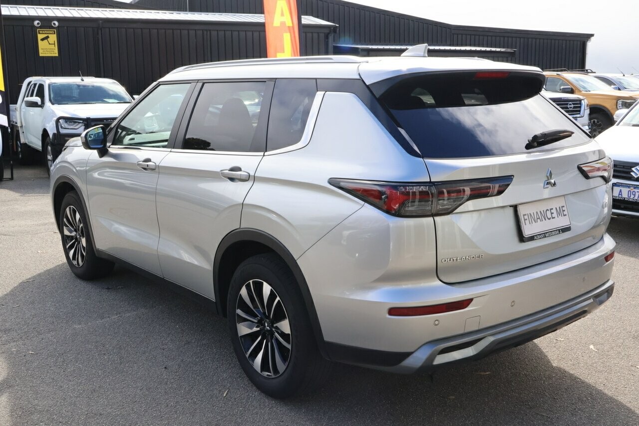 Mitsubishi Outlander image 4
