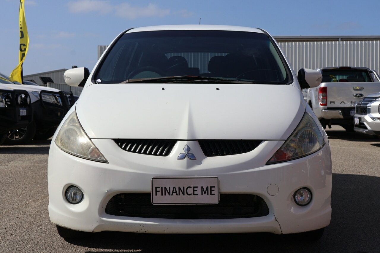 Mitsubishi Grandis image 2