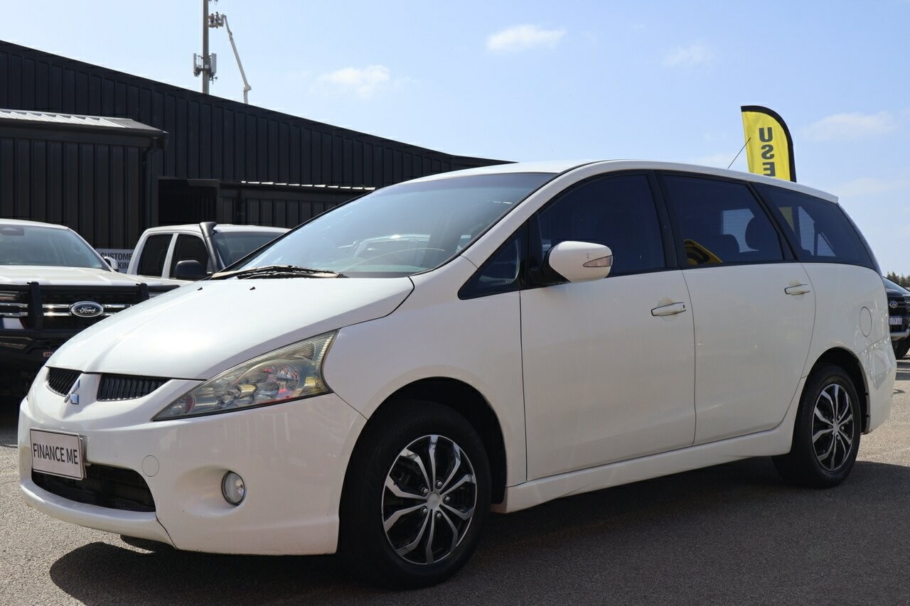 Mitsubishi Grandis image 3