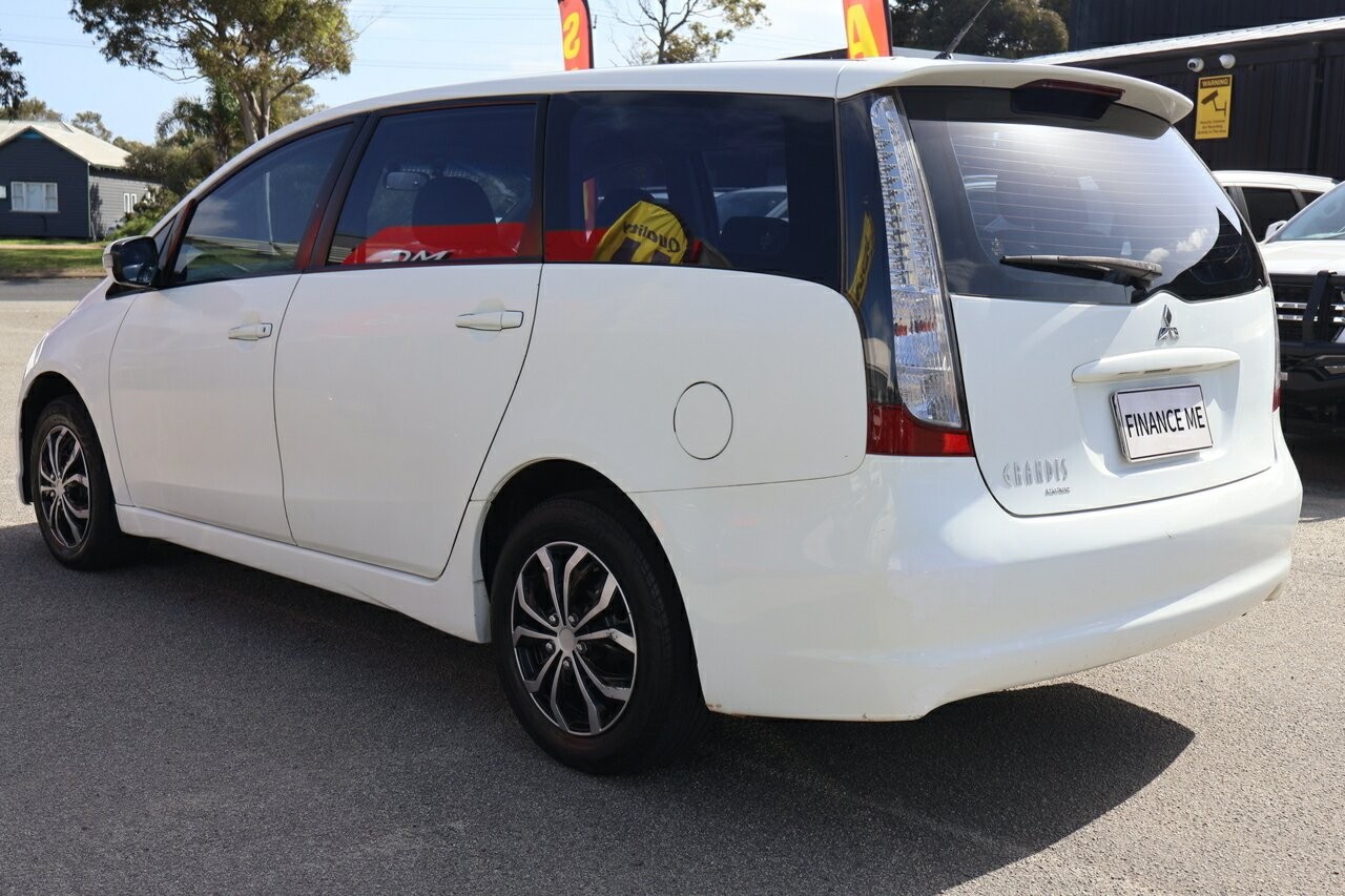 Mitsubishi Grandis image 4