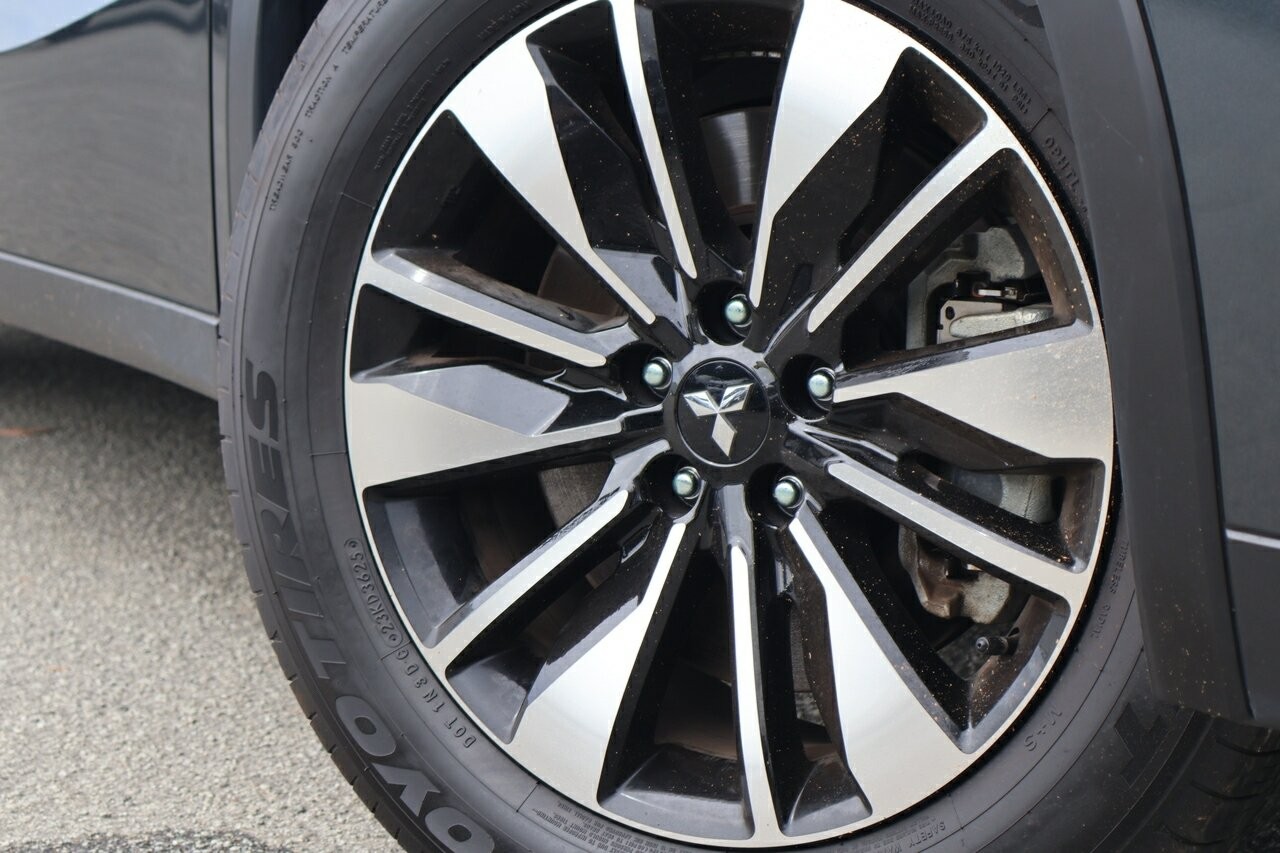 Mitsubishi Outlander image 2