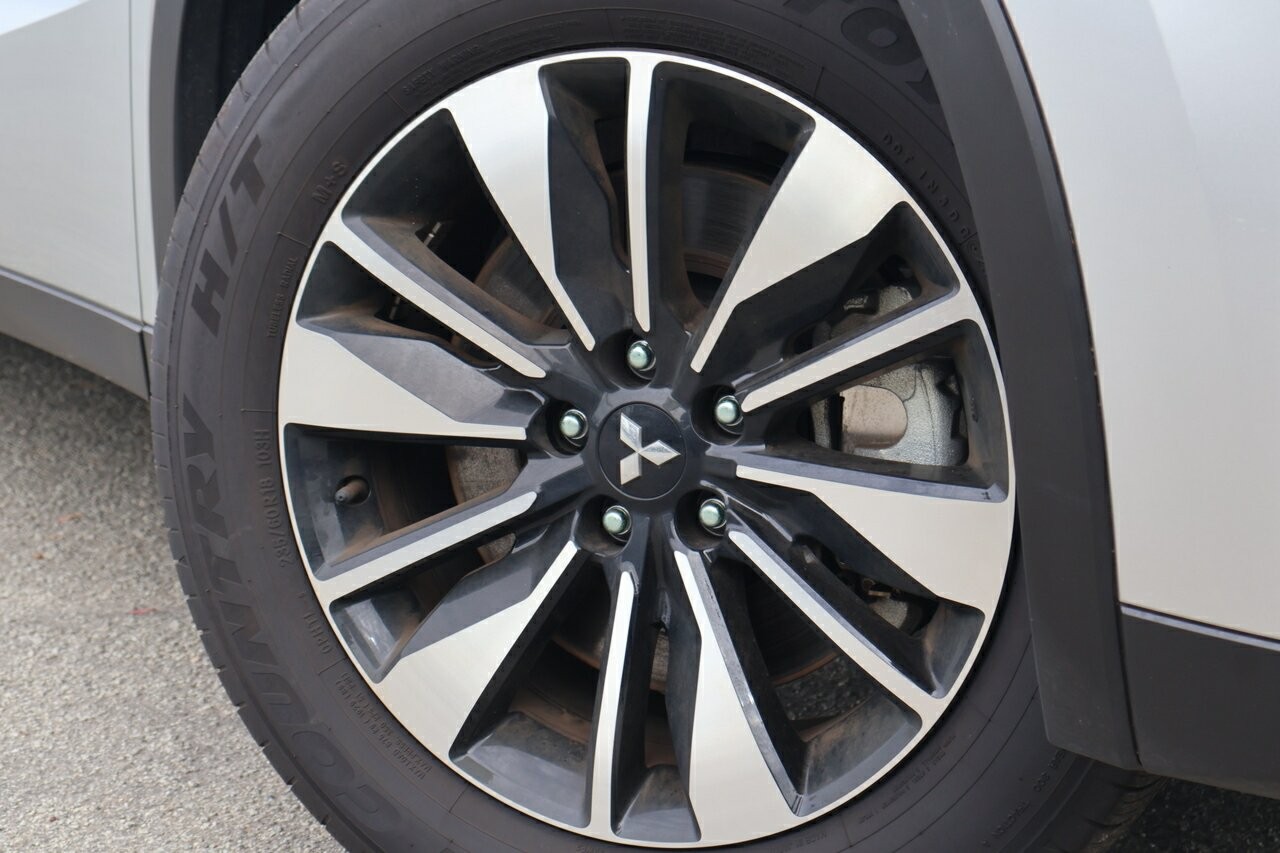 Mitsubishi Outlander image 2
