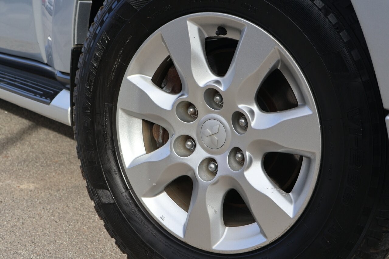 Mitsubishi Pajero image 2