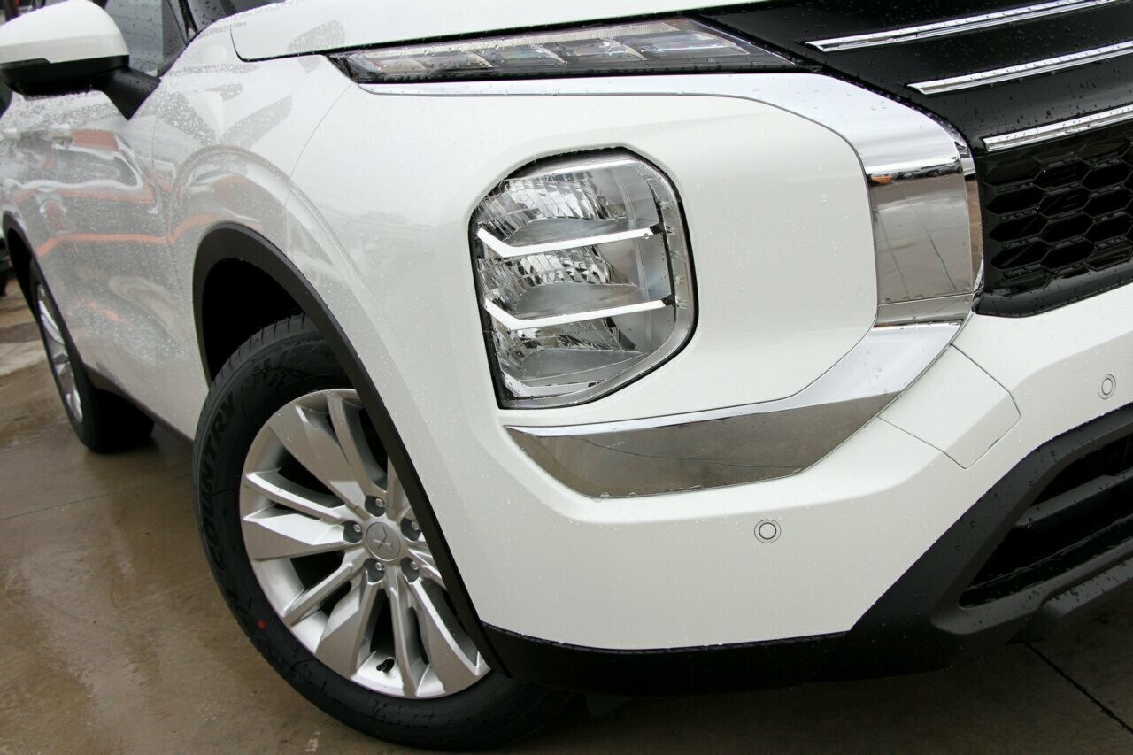 Mitsubishi Outlander image 2